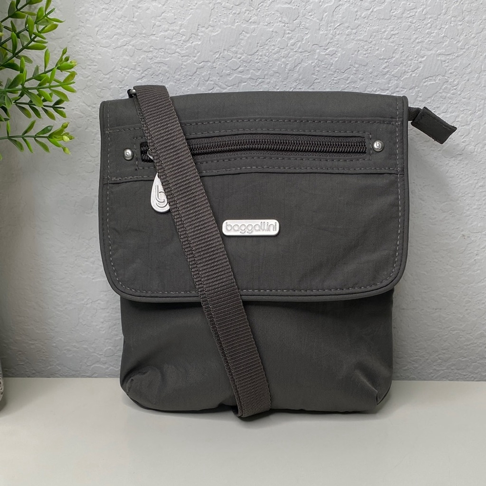 Baggallini Small Adjustable Crossbody Gray Nylon Flap Pocket 7.5”‎ x 8.5”